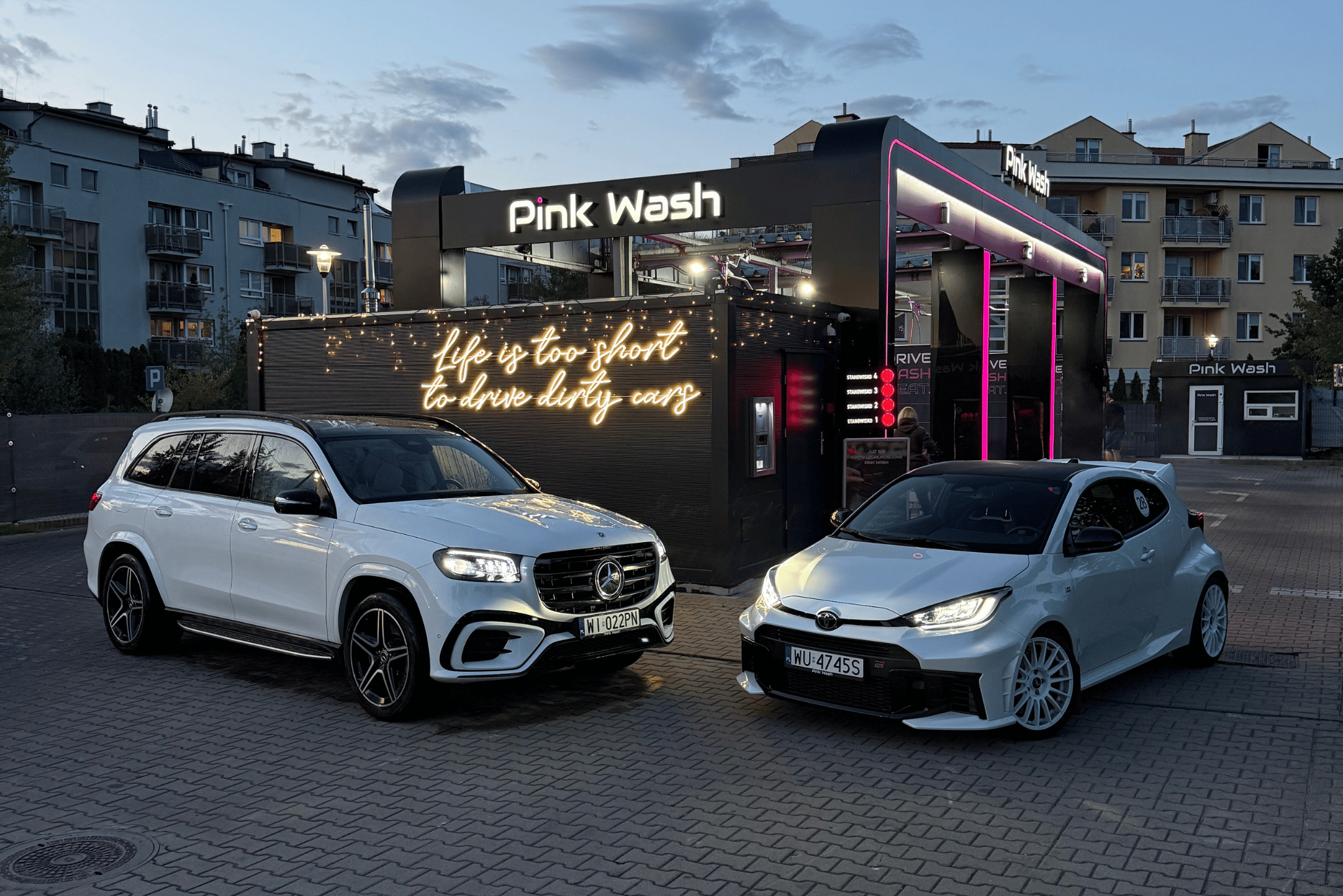 Mycie auta po trasie – zadbaj o lakier w Pink Wash Warszawa